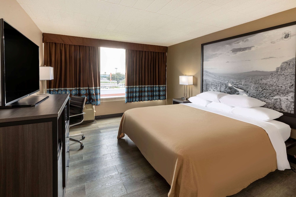 Super 8 by Wyndham Laredo - photo 20