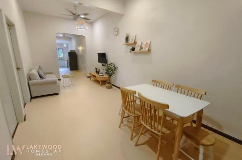 Lakewood Muji Style Video Game Neflix Near Aeon — 4-Star Luxury Hotel in Kluang, Malaysia