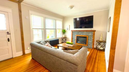 The Rustic Home Albany NY 3 Bedroom Private Second Floor Apartment — 4-Star Luxury Hotel in Albany, United States