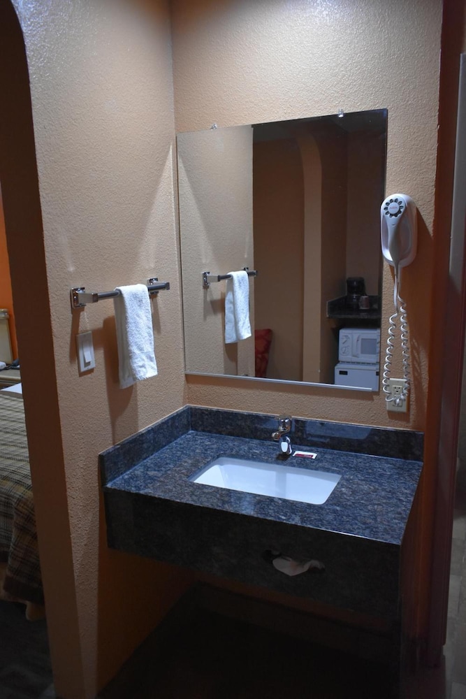 Apex Inn - photo 20