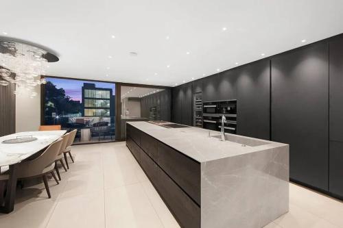 2 Story Villa in Upper Ditmars Astoria Queens — 4-Star Luxury Hotel in Steinway, United States