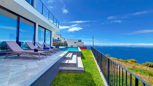 Ohana Ocean View by Lovelystay — 4-Star Luxury Hotel in Arco Da Calheta, Portugal