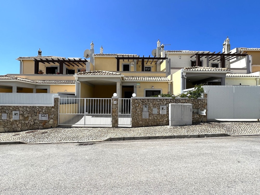 Pêra Brightness Villa by Homing — 4-Star Luxury Hotel in Pera, Portugal