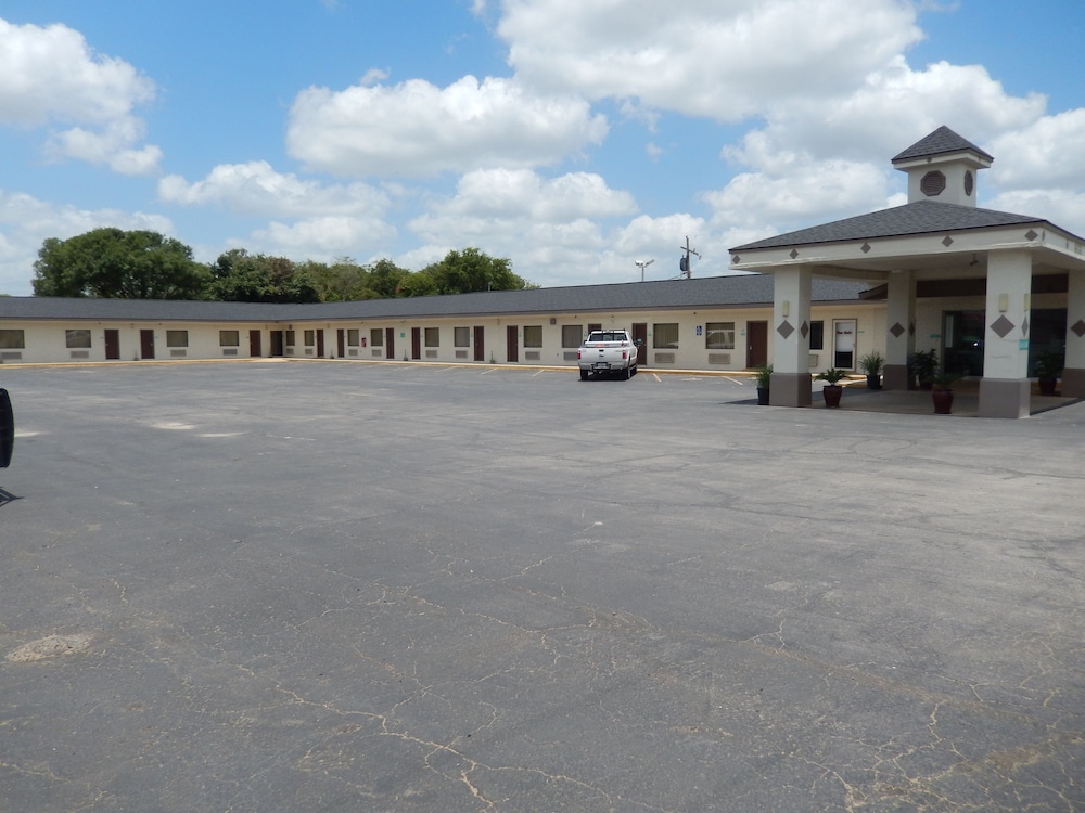 Pearsall Executive Inn - photo 27