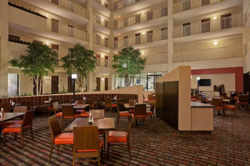 Embassy Suites by Hilton Philadelphia Airport - photo 36