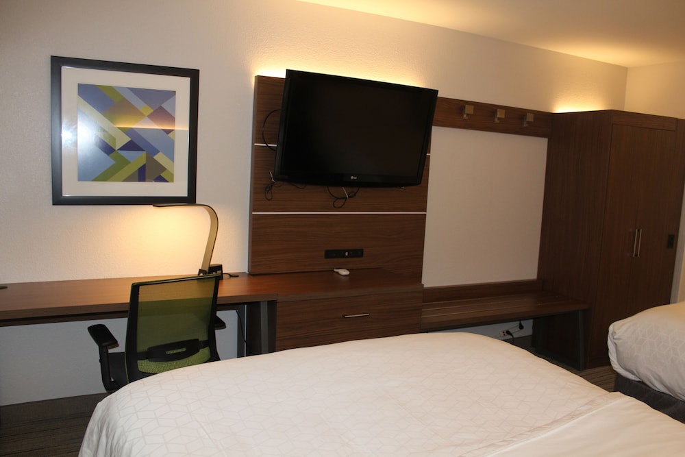 Holiday Inn Express Hotel & Suites Raton by IHG - photo 18