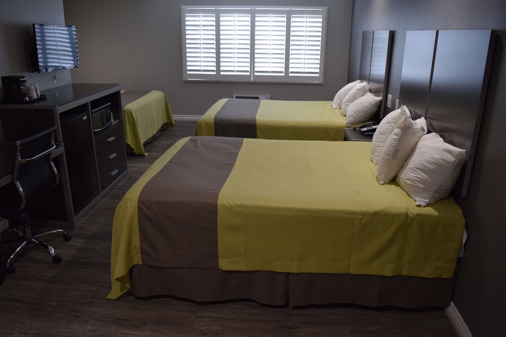 Deluxe Inn Hawthorne - photo 14