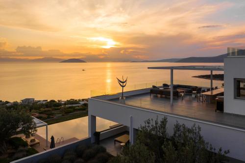 Villa Artemis New Magnificent Beachfront Villa with Infinity Pool — 5-Star Luxury Hotel in Kranidi, Greece