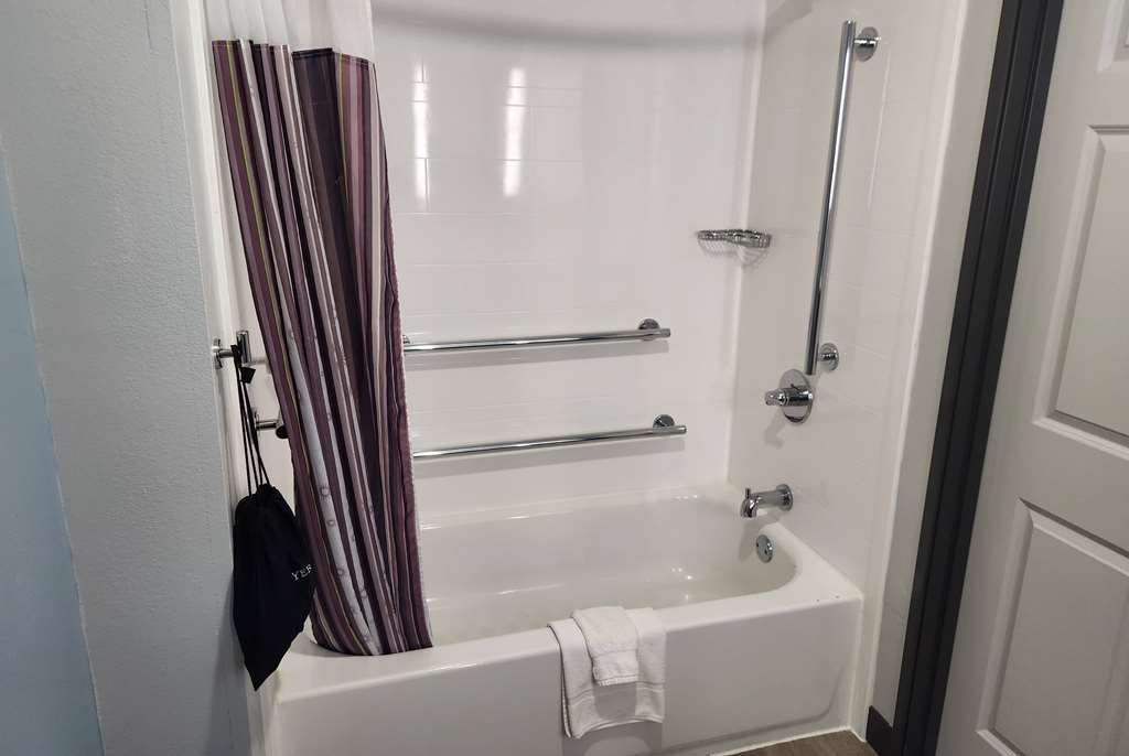 La Quinta Inn & Suites by Wyndham Warner Robins Robins AFB - photo 24