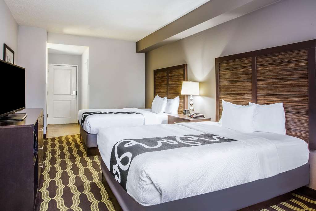 La Quinta Inn & Suites by Wyndham Lynchburg at Liberty Univ. - photo 21