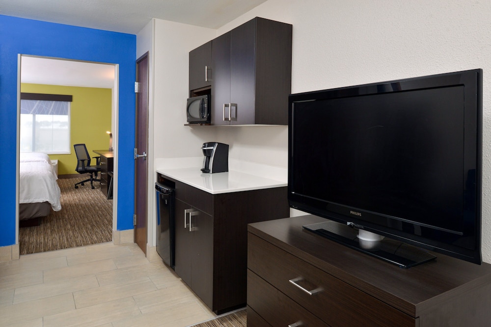 Holiday Inn Express & Suites Pueblo North by IHG - photo 14