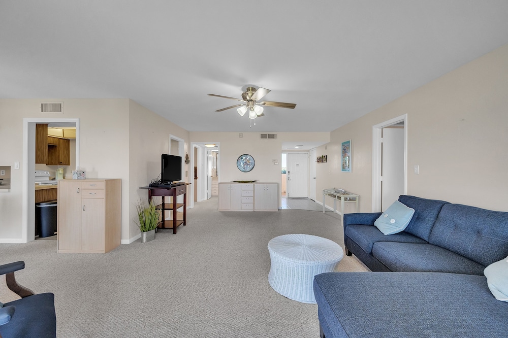 Gulf view Condo With Resort style Amenities 2 Bedroom Condo - photo 17