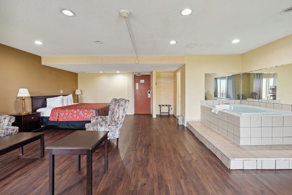 Days Inn by Wyndham Toledo - photo 13