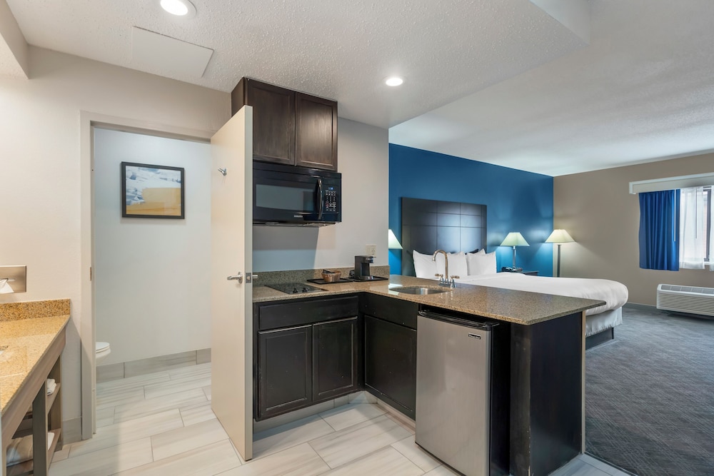 Comfort Inn & Suites Mundelein Vernon Hills - photo 17