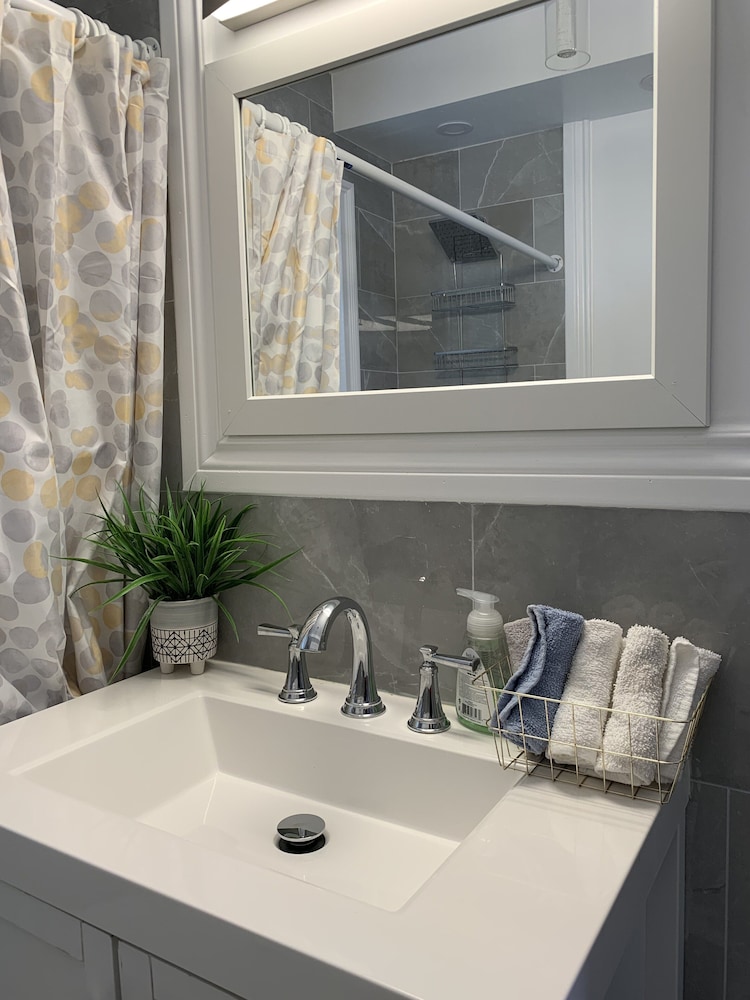 The Horseshoe Falls Villa 6BR Free Parking Minutes From Falls & Casino - photo 20