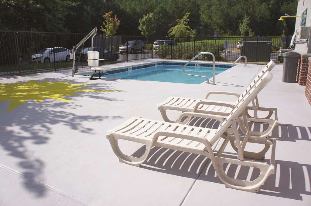 La Quinta Inn & Suites by Wyndham Rome - photo 8