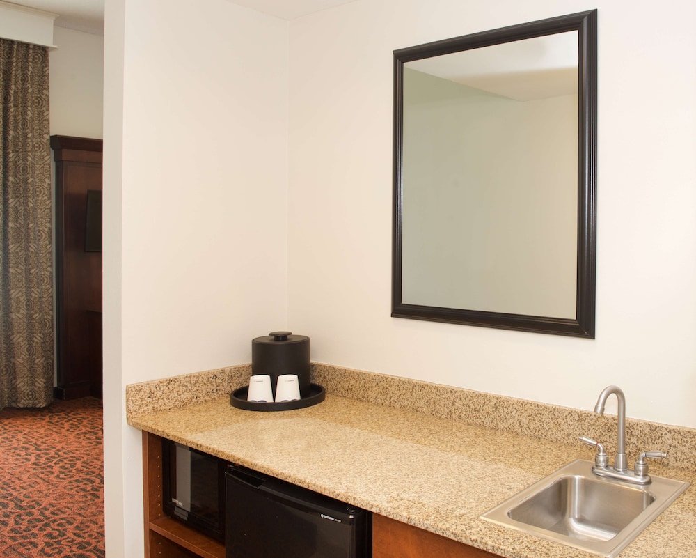 Hampton Inn & Suites Pittsburgh Meadow Lands - photo 13