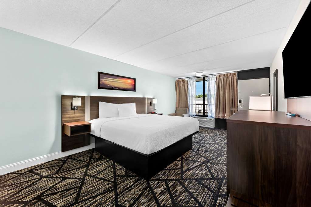 Clarion Inn & Suites near the Leconte Center Pigeon Forge - photo 9