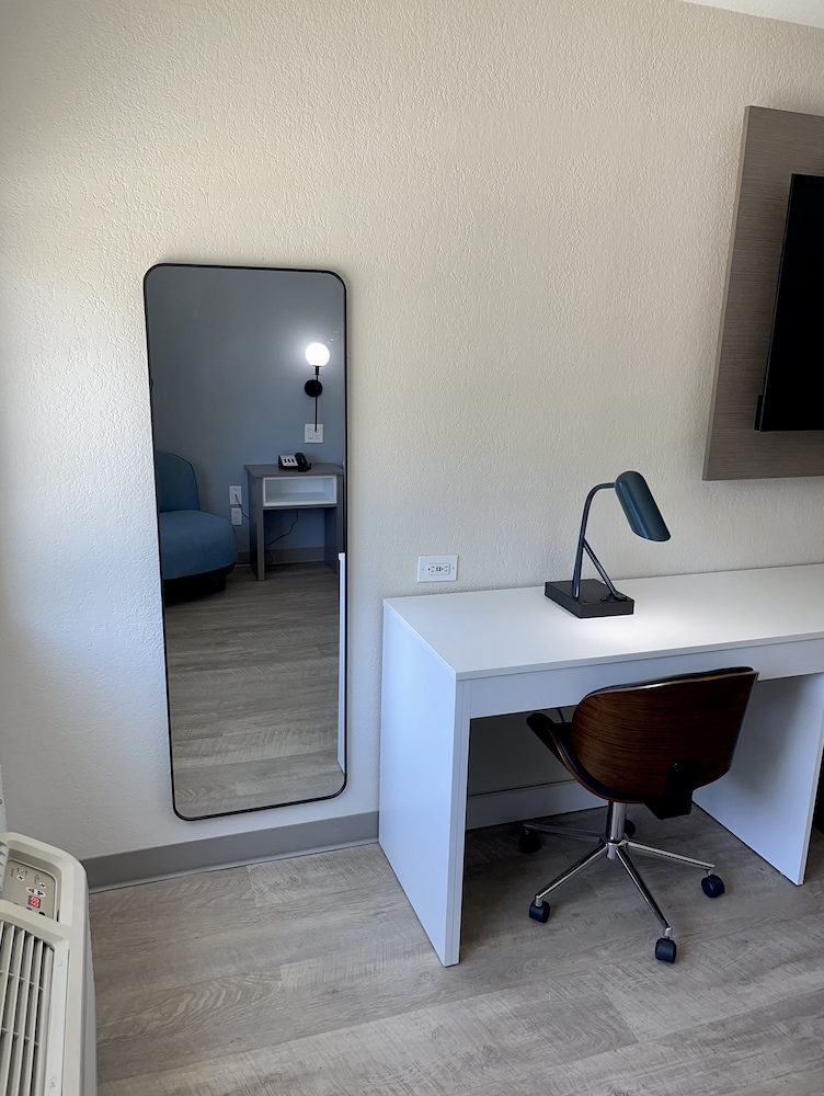 Days Inn by Wyndham Arlington - photo 5