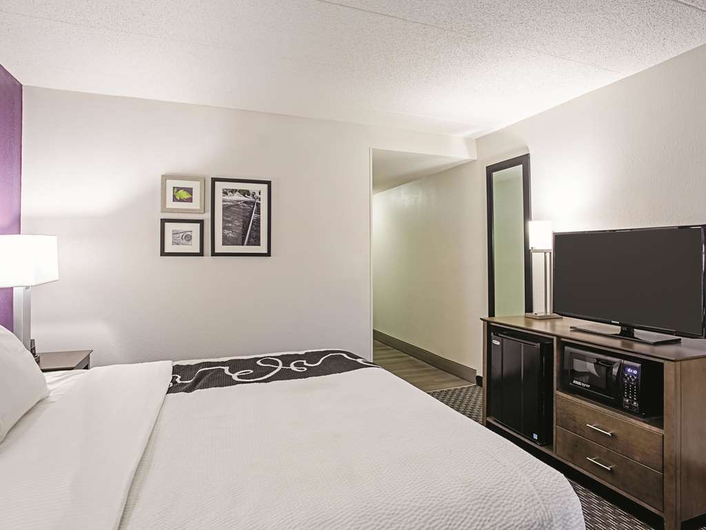 La Quinta Inn & Suites by Wyndham Baltimore N White Marsh - photo 20