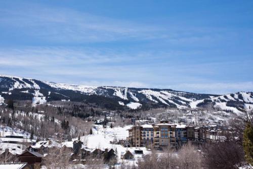 Modern Luxury Walk To Lifts Jacuzzi — 4-Star Luxury Hotel in Snowmass Village, United States