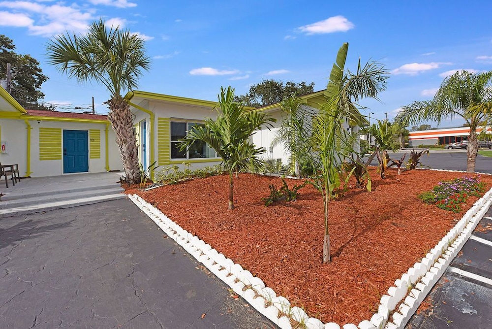 Palm Cove Motel - photo 60
