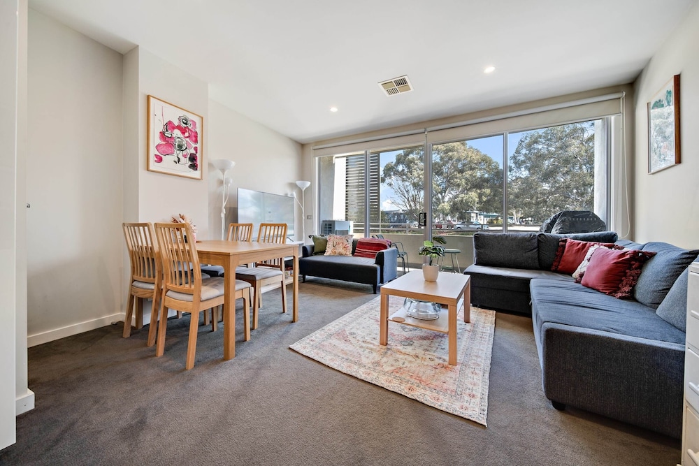 Tranquil Apartment in Green Well Connected Suburb — 4-Star Luxury Hotel in Lyons, Australia