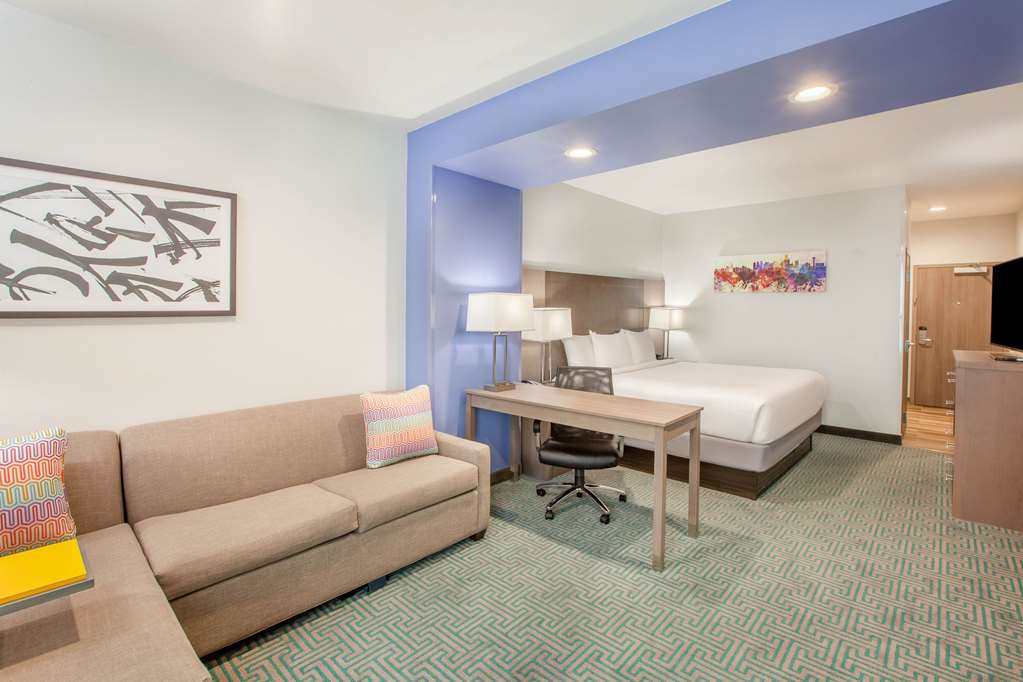 La Quinta Inn & Suites by Wyndham Dallas Duncanville - photo 14
