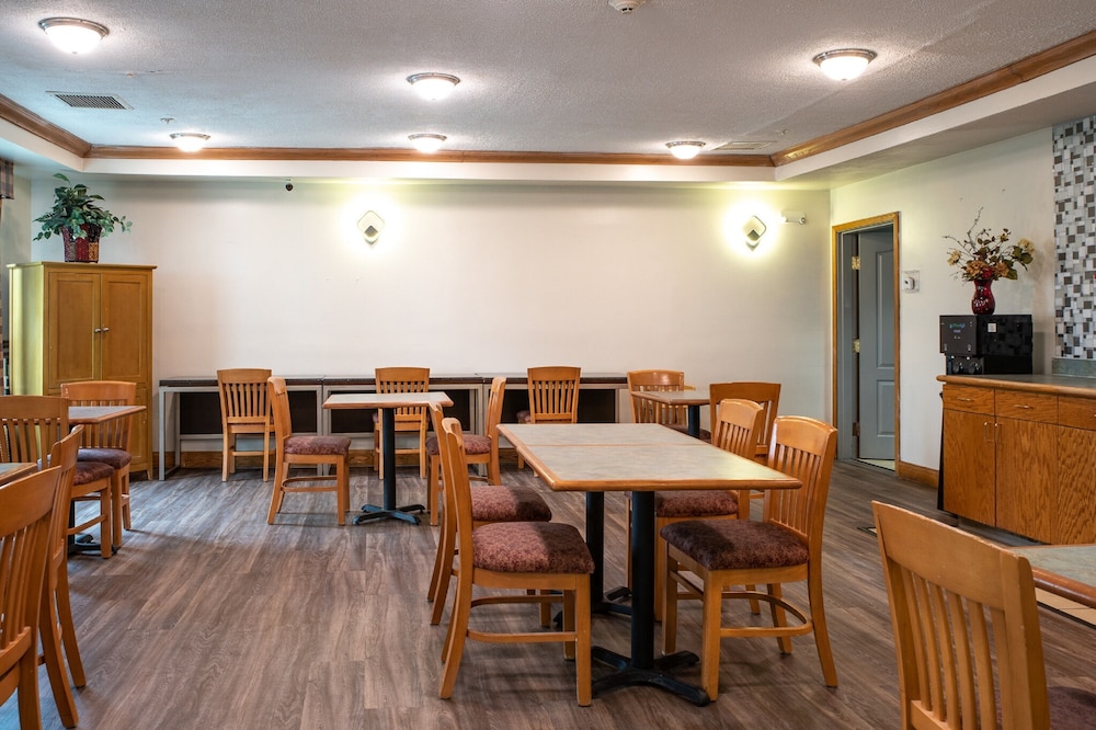 BlissPoint Inn & Suites - photo 26