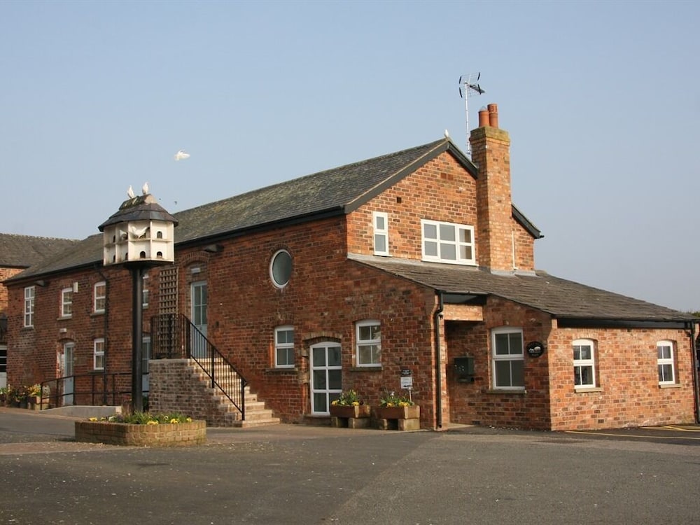 Wall Hill Farm Guest House — 5-Star Luxury Hotel in Northwich, United Kingdom