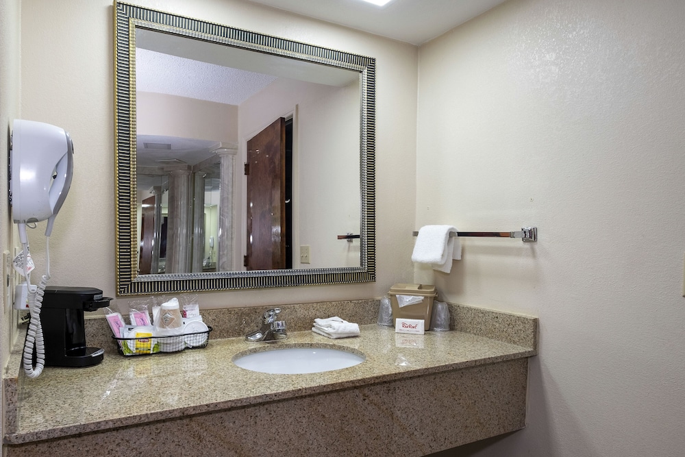 Red Roof Inn & Suites Oxford - photo 15