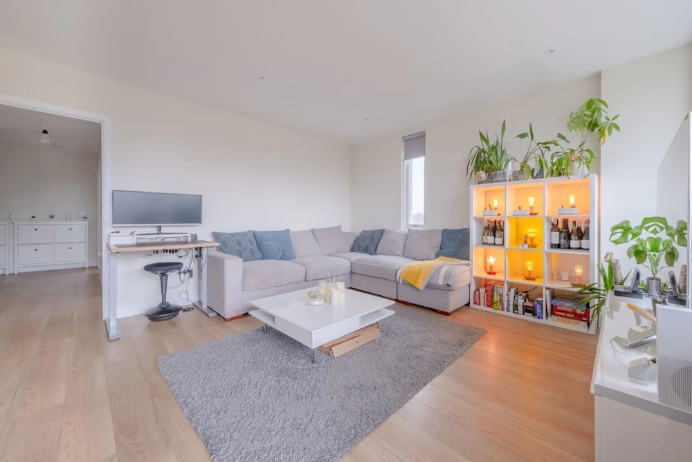 Modern 2 Bedroom Flat in Elephant and Castle — 4-Star Luxury Hotel in London, United Kingdom