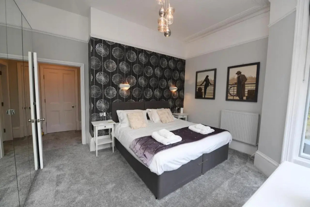 Courtyard Mews 2 large en suite bedrooms Garden Harrogate Holiday Apartments