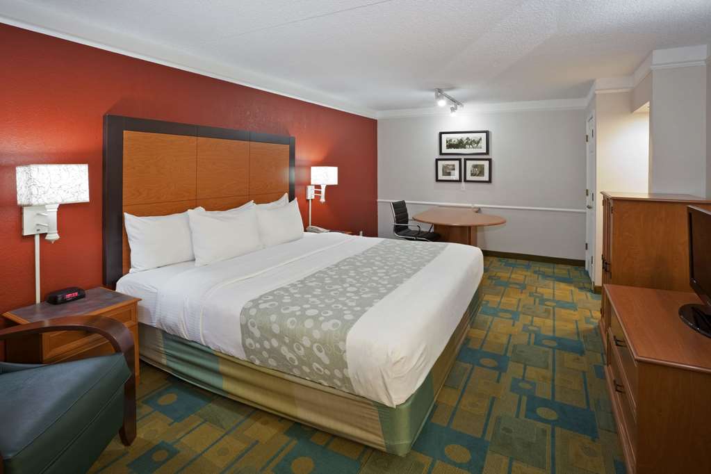 La Quinta Inn by Wyndham Phoenix Sky Harbor Airport - photo 13