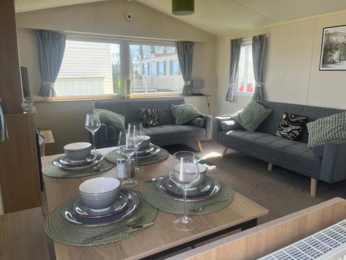 Ashcroft Coast 2 Bed Sleeps 4 Pets Ok in Sheerness, United Kingdom