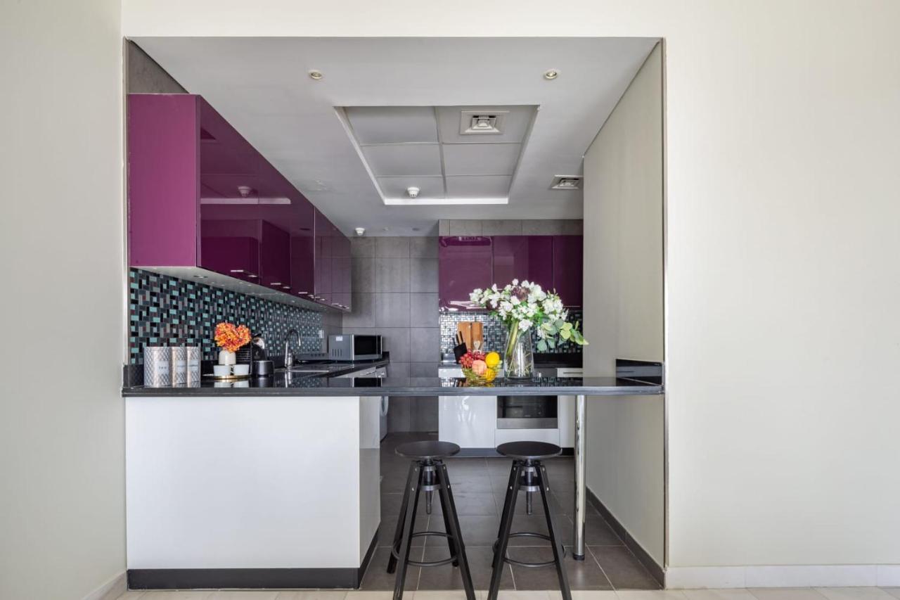 Frank Porter Cayan Tower - carbon neutral hotel in Dubai