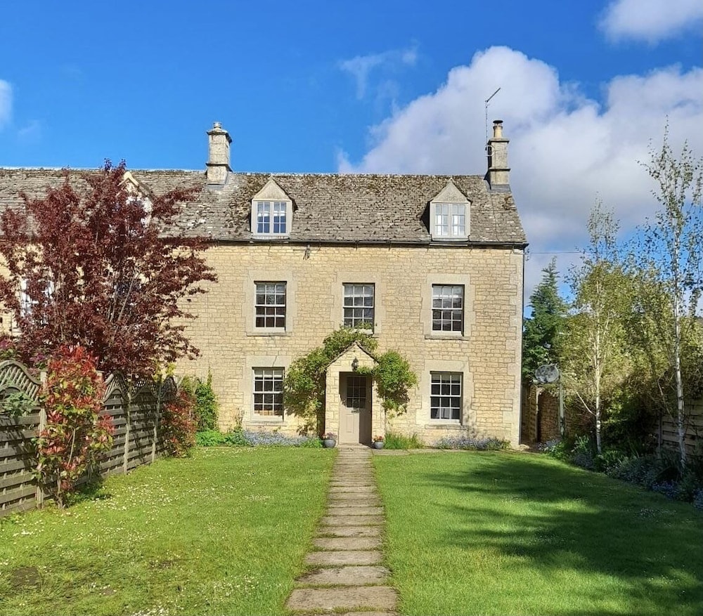 Darly Cottage — 4-Star Luxury Hotel in Bourton On The Water, United Kingdom