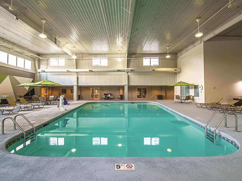 La Quinta Inn & Suites by Wyndham Cincinnati Sharonville - photo 11