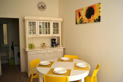 Sunflower 2bdr Flat by Ruterra — 4-Star Luxury Hotel in Prague, Czech Republic