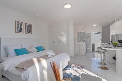 Stunning Ocean View Apt Beach Walk & Promenade Access