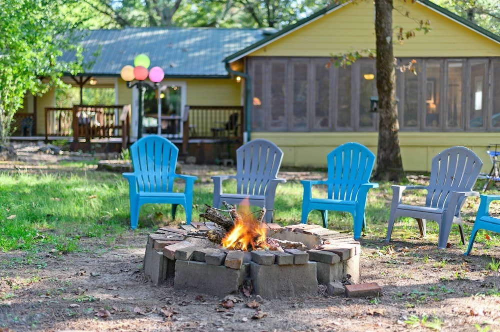 Family Friendly Cottage Game Room firepit smores — 4-Star Luxury Hotel in Broken Bow, United States
