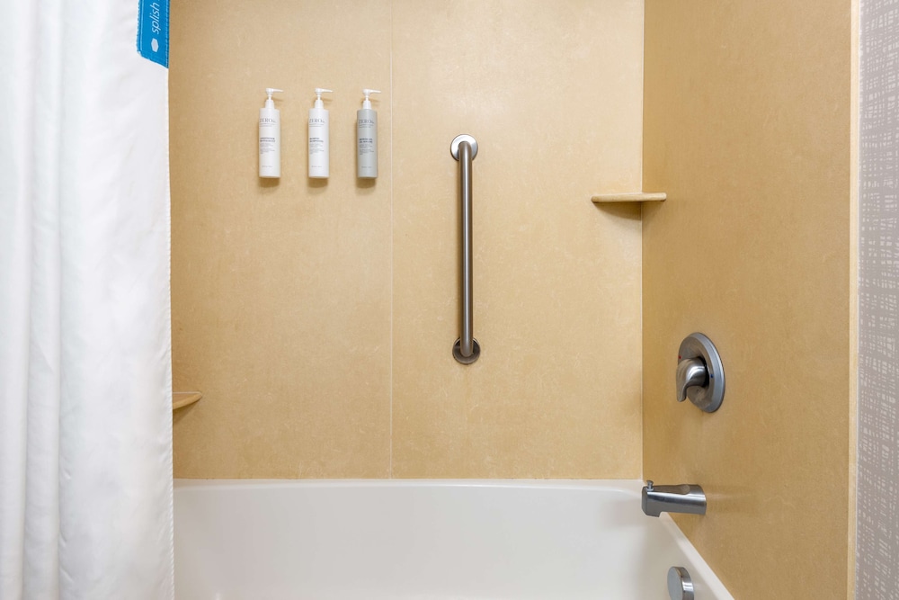 Hampton Inn & Suites Hartford Farmington - photo 23