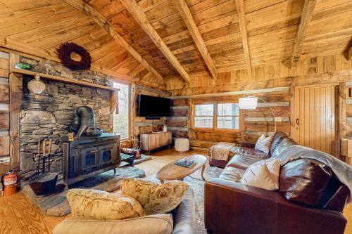Gold Creek Cabin — 4-Star Luxury Hotel in Black Mountain, United States