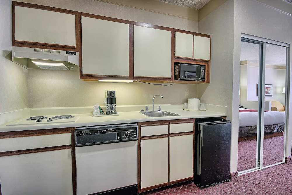 Comfort Suites Parkersburg South - photo 34