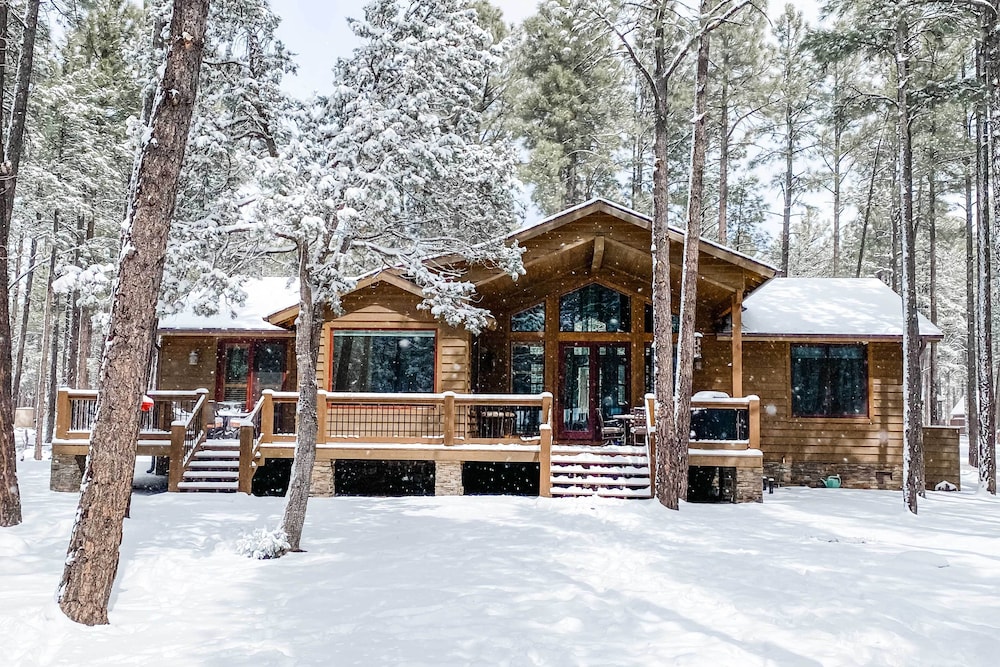 Deck And Fire Pit Family Friendly Lakeside Retreat — Lakeside