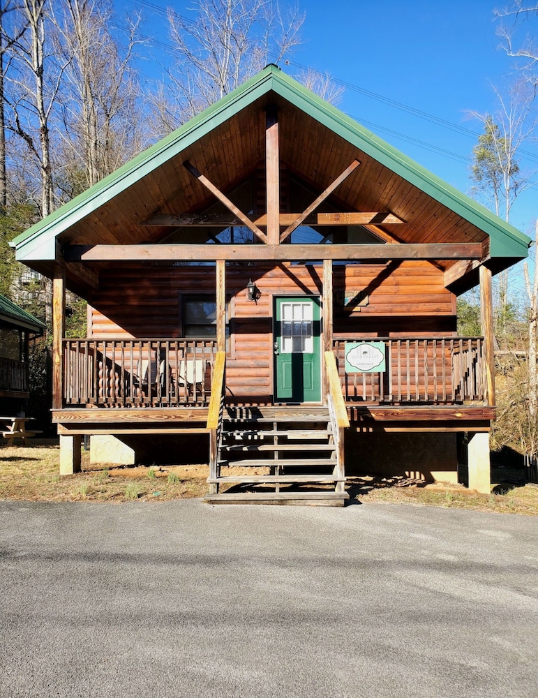 Urban Escape 1BR King Cabin — 4-Star Luxury Hotel in Gatlinburg, United States