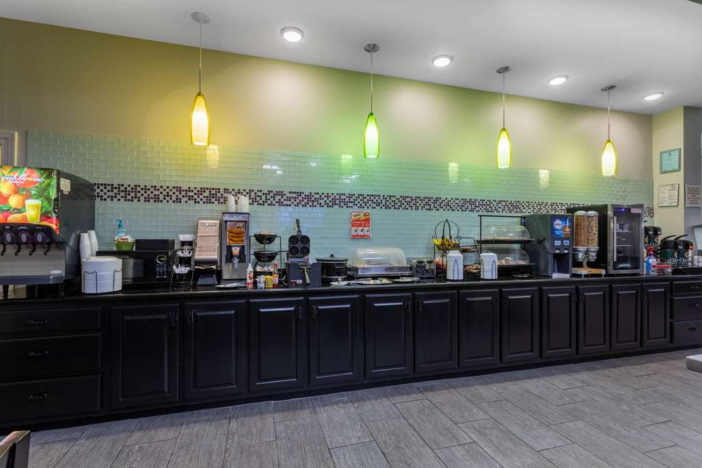 La Quinta Inn & Suites by Wyndham Huntsville Airport Madison - photo 30