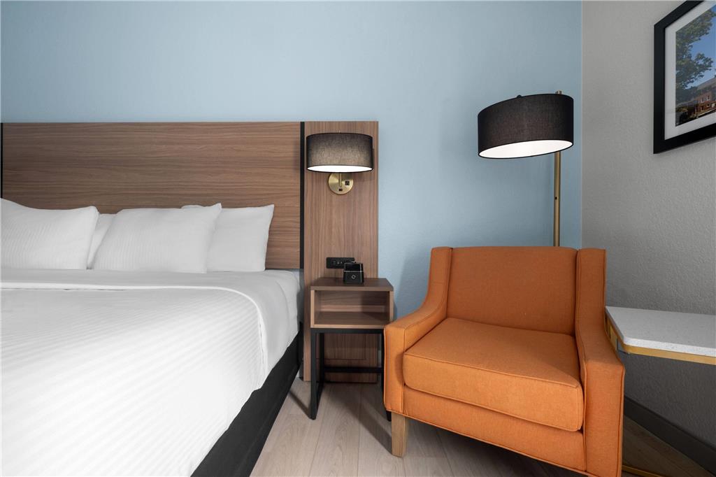 La Quinta Inn & Suites by Wyndham Raleigh Cary - photo 13