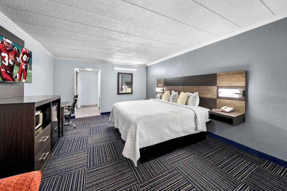 Admiralty Inn & Suites a Red Collection Hotel - photo 15