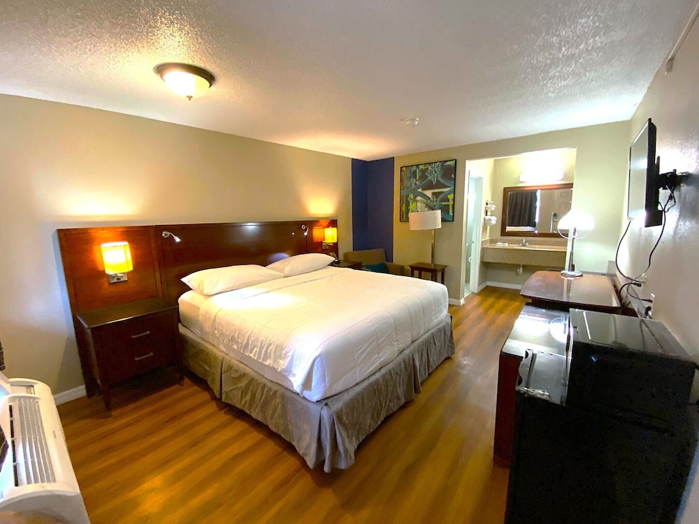 Travelodge by Wyndham San Antonio Lackland AFB North - photo 5